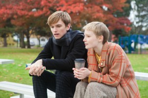 Enoch (Henry Hopper) und Annabel (Mia Wasikowska) in 'Restless'