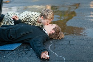 Enoch (Henry Hopper) und Annabel (Mia Wasikowska) in 'Restless'